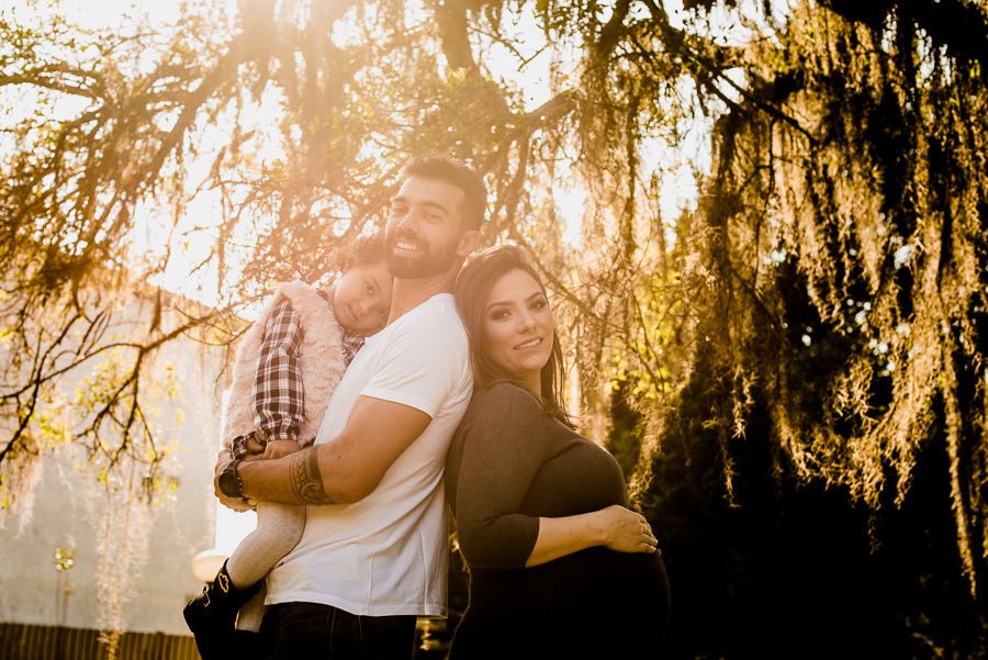 Ensaio fotográfico em casa, fotografia de família, mulher gestante, mãe pai e filha, fotografia de família, ensaio de família, ensaio fotográfico lifestyle, gestante Curitiba, fotógrafo Curitiba, ensaio fotográfico gestante