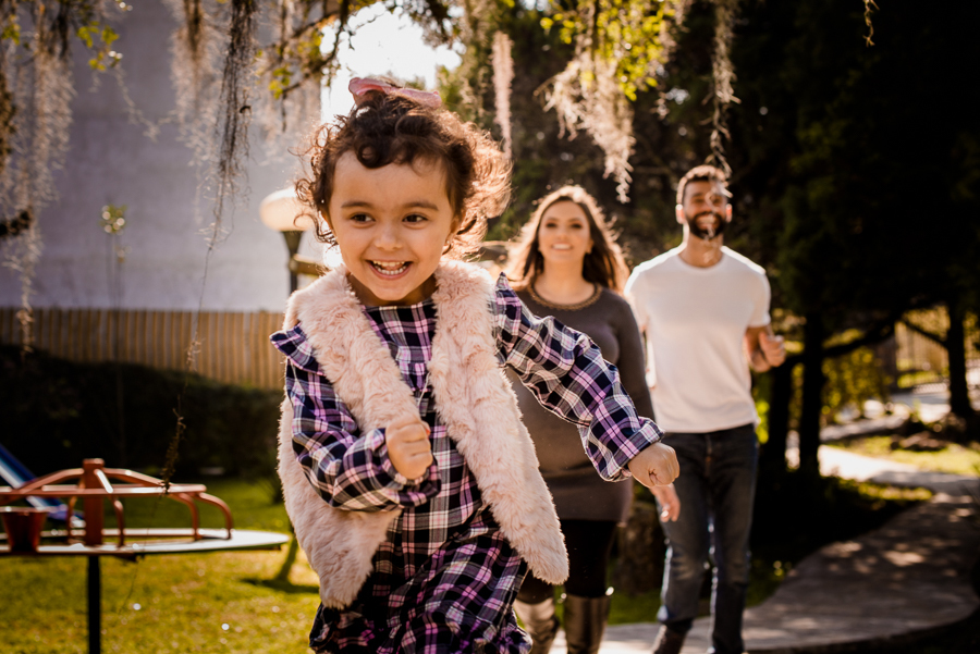 Ensaio fotográfico em casa, fotografia de família, mulher gestante, mãe pai e filha, fotografia de família, ensaio de família, ensaio fotográfico lifestyle, gestante Curitiba, fotógrafo Curitiba, ensaio fotográfico gestante