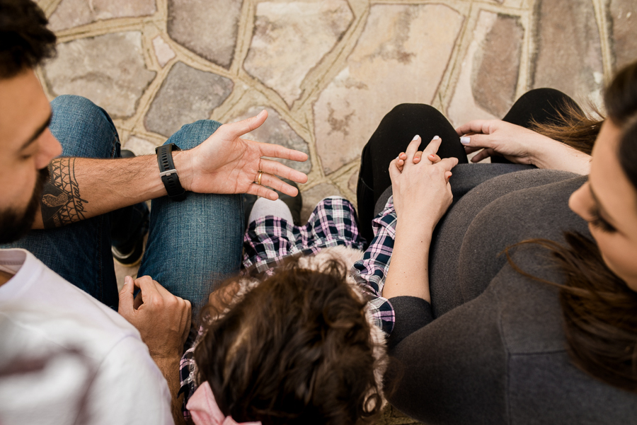 Ensaio fotográfico em casa, fotografia de família, mulher gestante, mãe pai e filha, fotografia de família, ensaio de família, ensaio fotográfico lifestyle, gestante Curitiba, fotógrafo Curitiba, ensaio fotográfico gestante