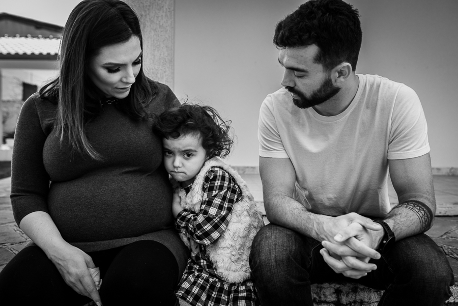 Ensaio fotográfico em casa, fotografia de família, mulher gestante, mãe pai e filha, fotografia de família, ensaio de família, ensaio fotográfico lifestyle, gestante Curitiba, fotógrafo Curitiba, ensaio fotográfico gestante