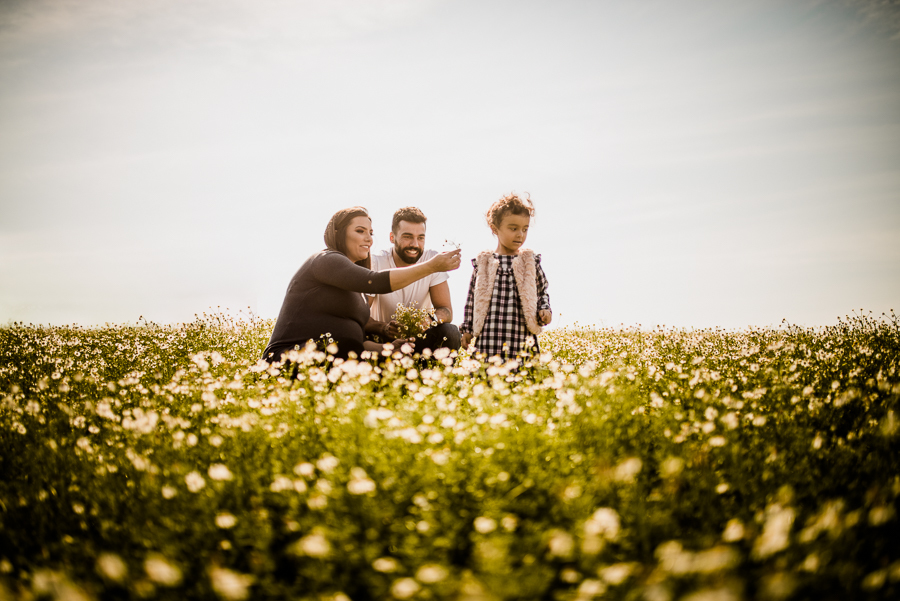 Ensaio fotográfico em casa, fotografia de família, mulher gestante, mãe pai e filha, fotografia de família, ensaio de família, ensaio fotográfico lifestyle, gestante Curitiba, fotógrafo Curitiba, ensaio fotográfico gestante