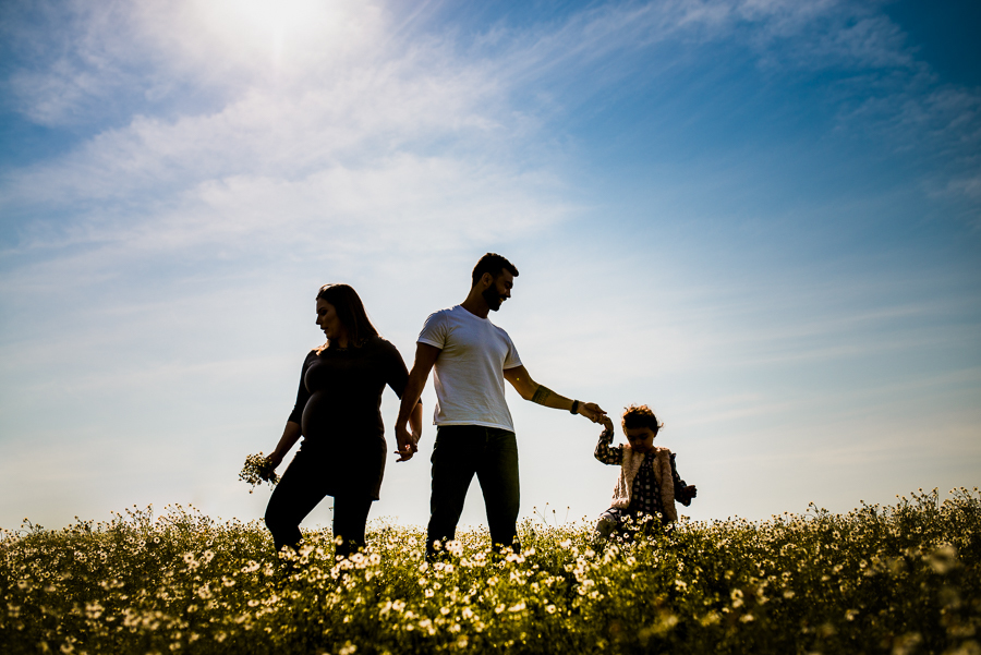 Ensaio fotográfico em casa, fotografia de família, mulher gestante, mãe pai e filha, fotografia de família, ensaio de família, ensaio fotográfico lifestyle, gestante Curitiba, fotógrafo Curitiba, ensaio fotográfico gestante