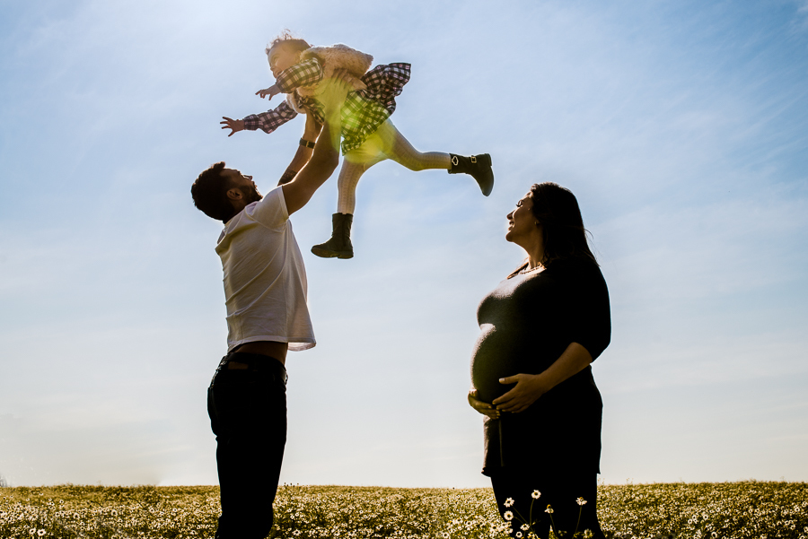 Ensaio fotográfico em casa, fotografia de família, mulher gestante, mãe pai e filha, fotografia de família, ensaio de família, ensaio fotográfico lifestyle, gestante Curitiba, fotógrafo Curitiba, ensaio fotográfico gestante