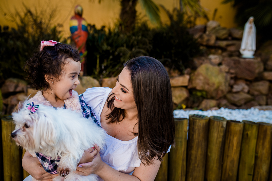 Ensaio fotográfico em casa, fotografia de família, mulher gestante, mãe pai e filha, fotografia de família, ensaio de família, ensaio fotográfico lifestyle, gestante Curitiba, fotógrafo Curitiba, ensaio fotográfico gestante