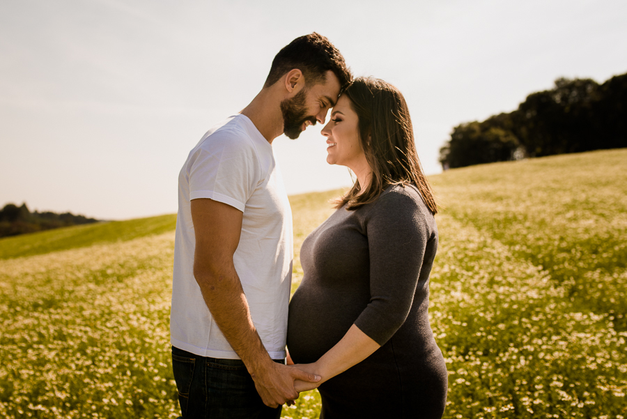Ensaio fotográfico em casa, fotografia de família, mulher gestante, mãe pai e filha, fotografia de família, ensaio de família, ensaio fotográfico lifestyle, gestante Curitiba, fotógrafo Curitiba, ensaio fotográfico gestante