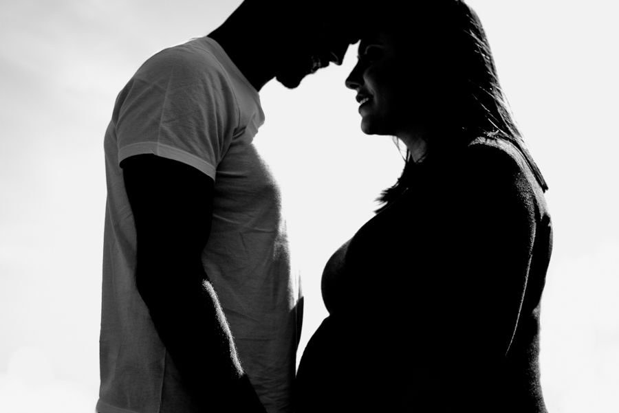 Ensaio fotográfico em casa, fotografia de família, mulher gestante, mãe pai e filha, fotografia de família, ensaio de família, ensaio fotográfico lifestyle, gestante Curitiba, fotógrafo Curitiba, ensaio fotográfico gestante