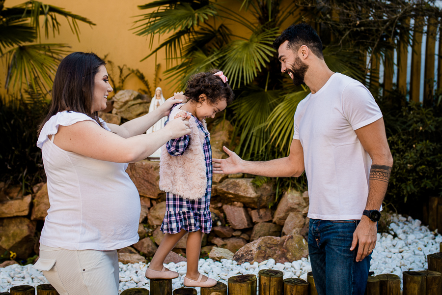 Ensaio fotográfico em casa, fotografia de família, mulher gestante, mãe pai e filha, fotografia de família, ensaio de família, ensaio fotográfico lifestyle, gestante Curitiba, fotógrafo Curitiba, ensaio fotográfico gestante