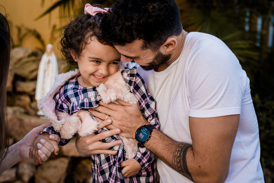 Ensaio fotográfico em casa, fotografia de família, mulher gestante, mãe pai e filha, fotografia de família, ensaio de família, ensaio fotográfico lifestyle, gestante Curitiba, fotógrafo Curitiba, ensaio fotográfico gestante