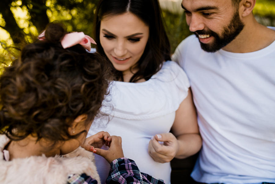 Ensaio fotográfico em casa, fotografia de família, mulher gestante, mãe pai e filha, fotografia de família, ensaio de família, ensaio fotográfico lifestyle, gestante Curitiba, fotógrafo Curitiba, ensaio fotográfico gestante