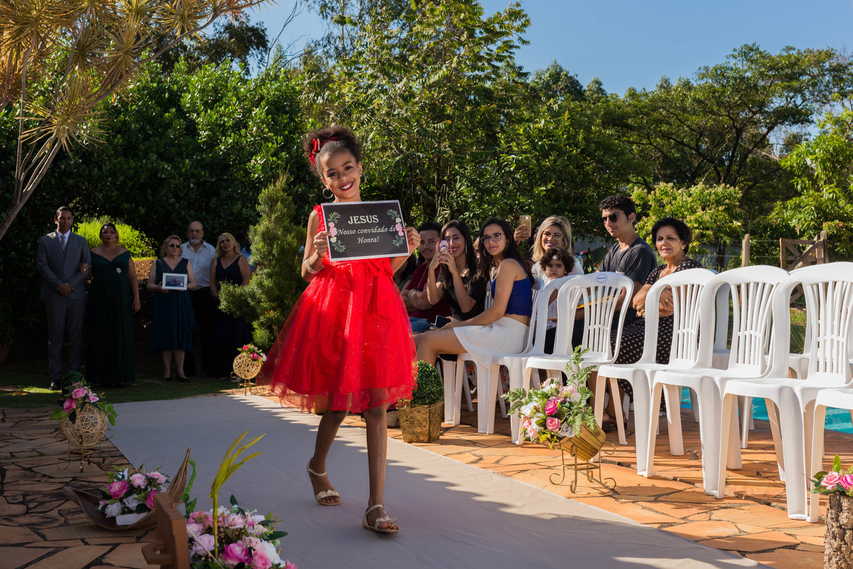 Casamento sitio, casamento sitio grande BH, casamento dia lindo, casamento céu azul,  decorações de casamento, entrada de criança na igreja.