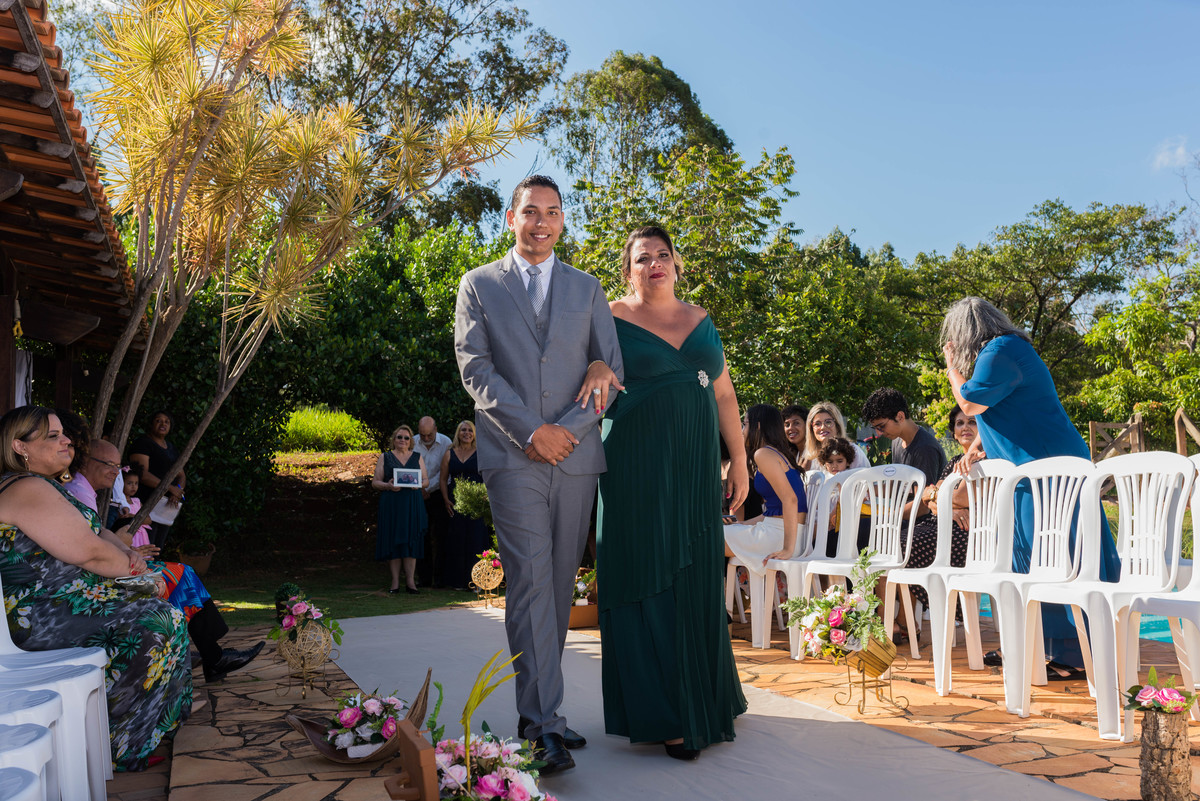 Casamento sitio, casamento sitio grande BH, casamento dia lindo, casamento céu azul,  decorações de casamento, entrada do noivo.