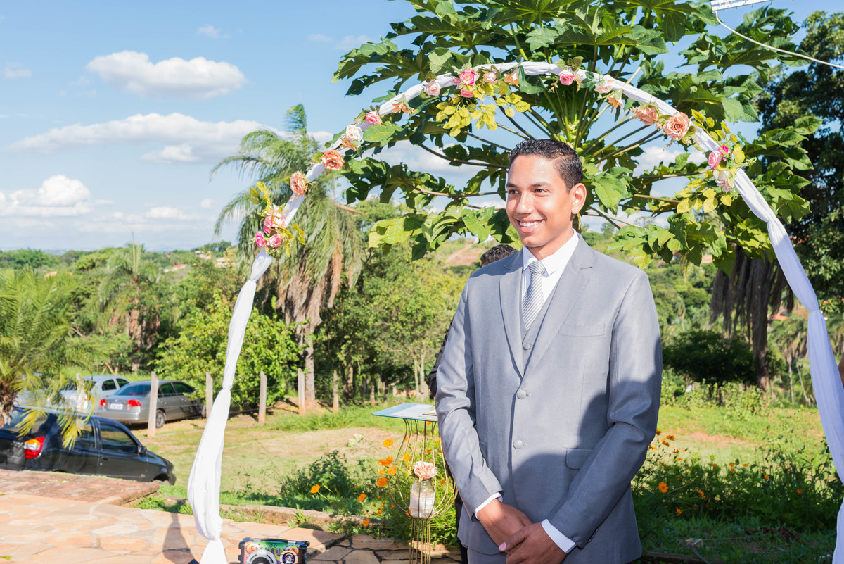 Casamento sitio, casamento sitio grande BH, casamento dia lindo, casamento céu azul,  decorações de casamento, noivo esperando noiva.