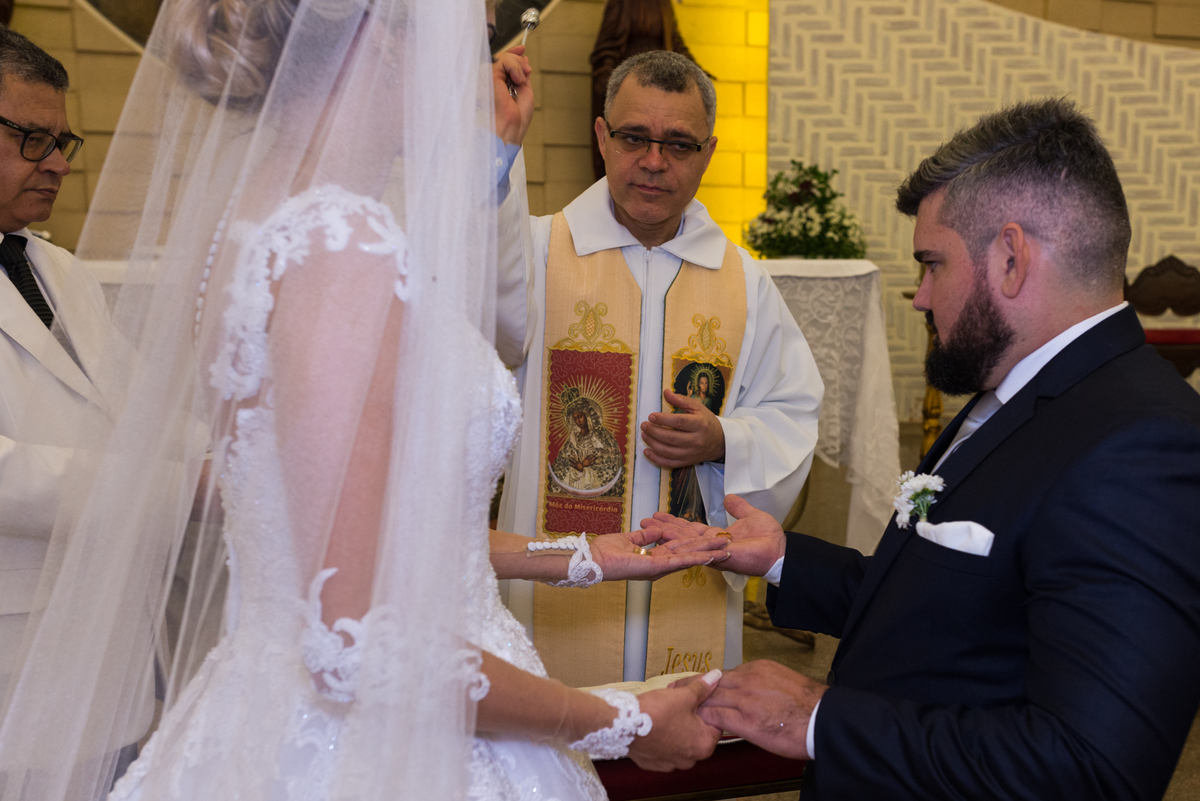 Paroquia Santo Antônio Pampulha, casamento BH, cerimônia de casamento BH, padre ungindo as alianças.