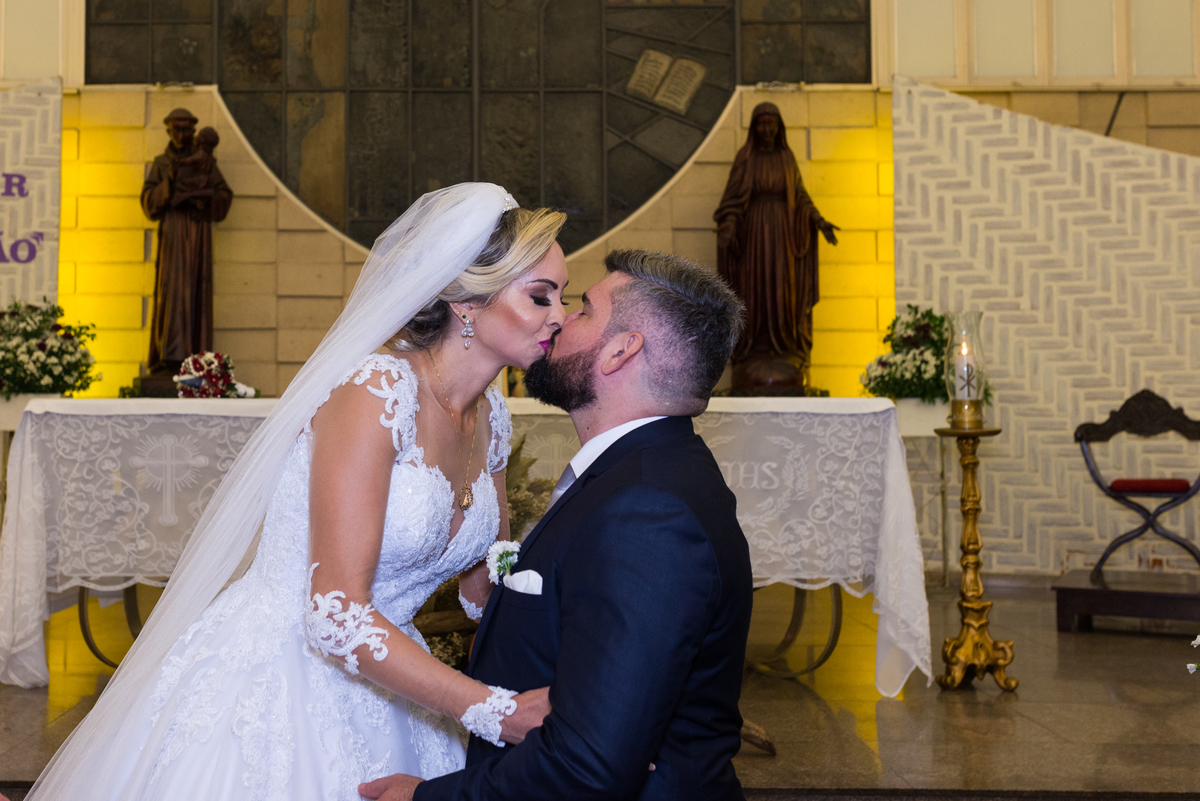 Paroquia Santo Antônio Pampulha, casamento BH, cerimônia de casamento BH, beijo dos noivos.