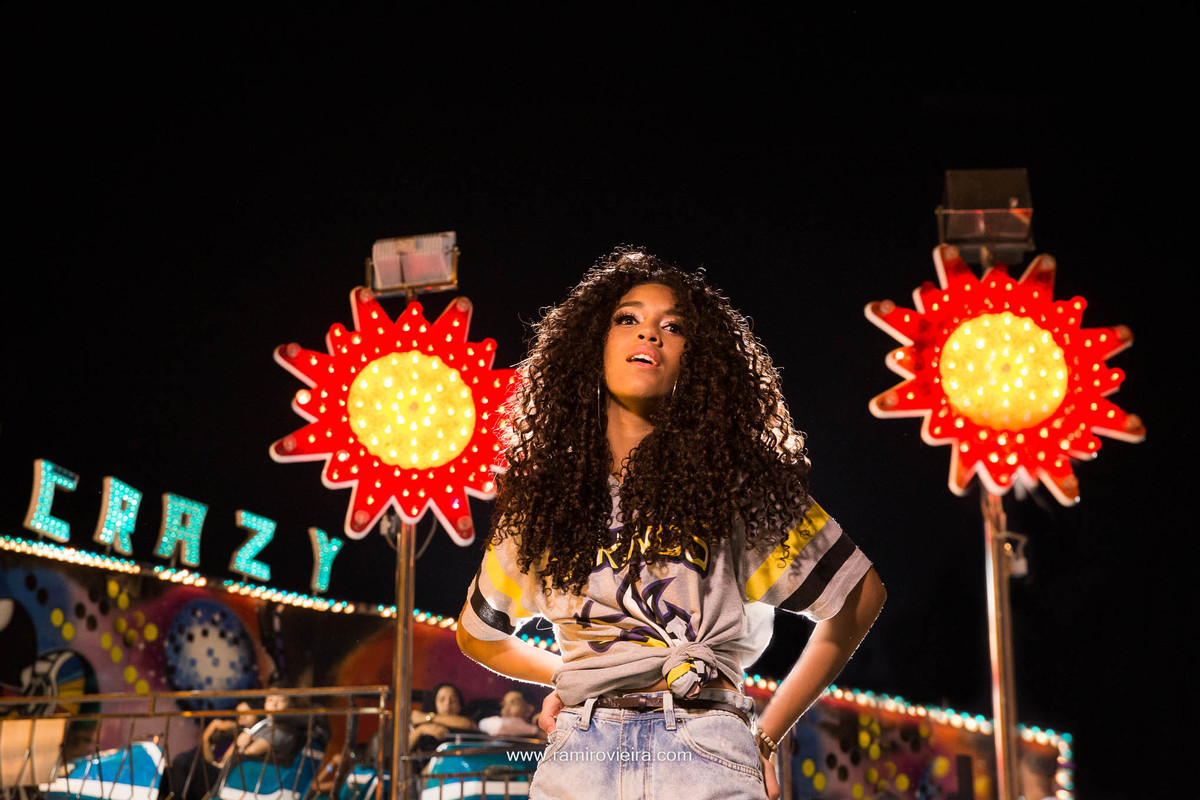 modelo fazendo carão para foto