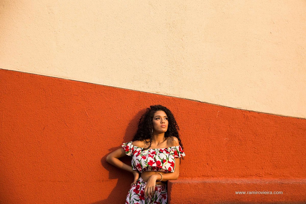 modelo posando em um dia ensolarado
