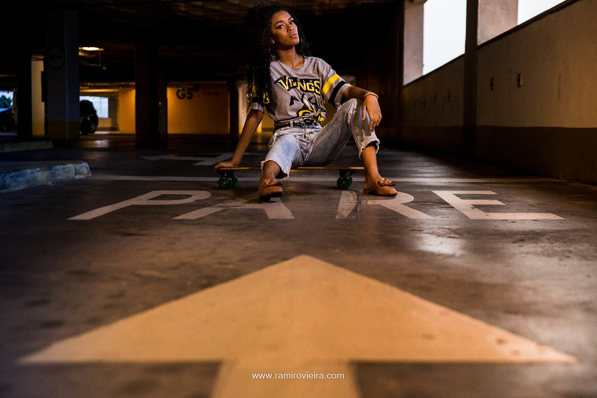 modelo sentada no skate 