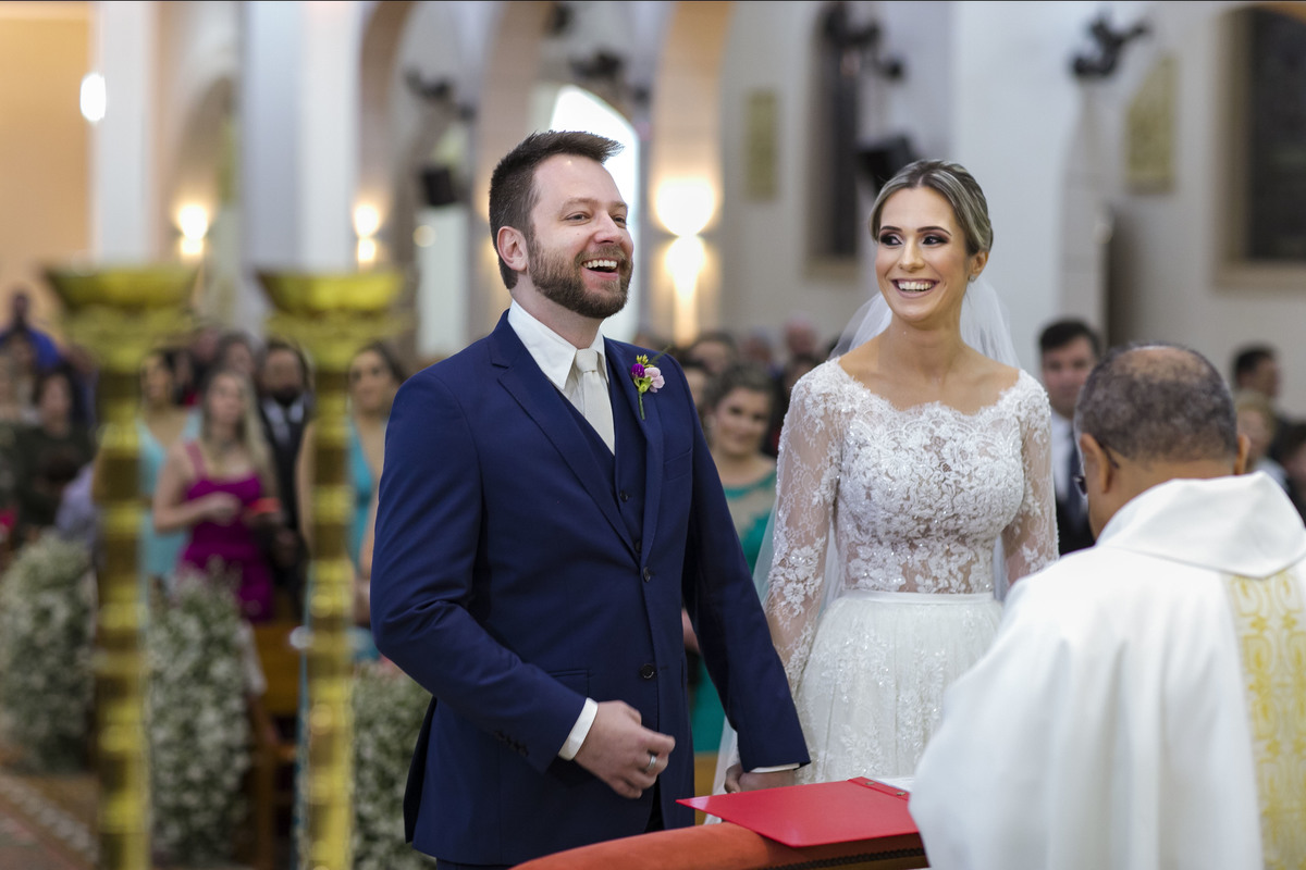 casal no altar sorrindo 