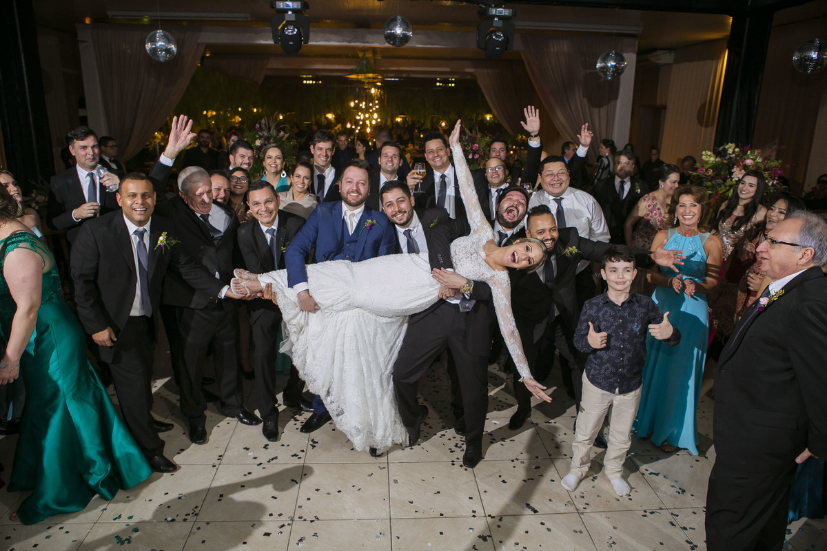 noiva no colo dos padrinhos 