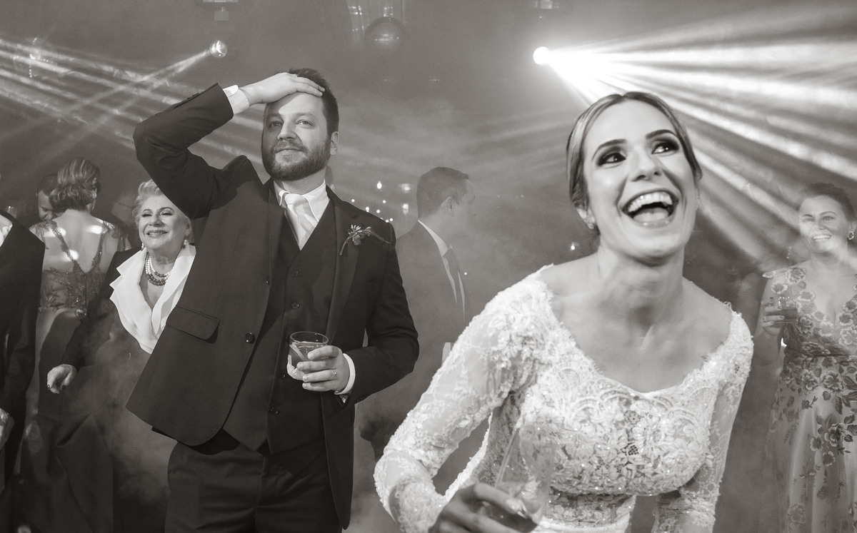 noiva e noivo na pista de dança