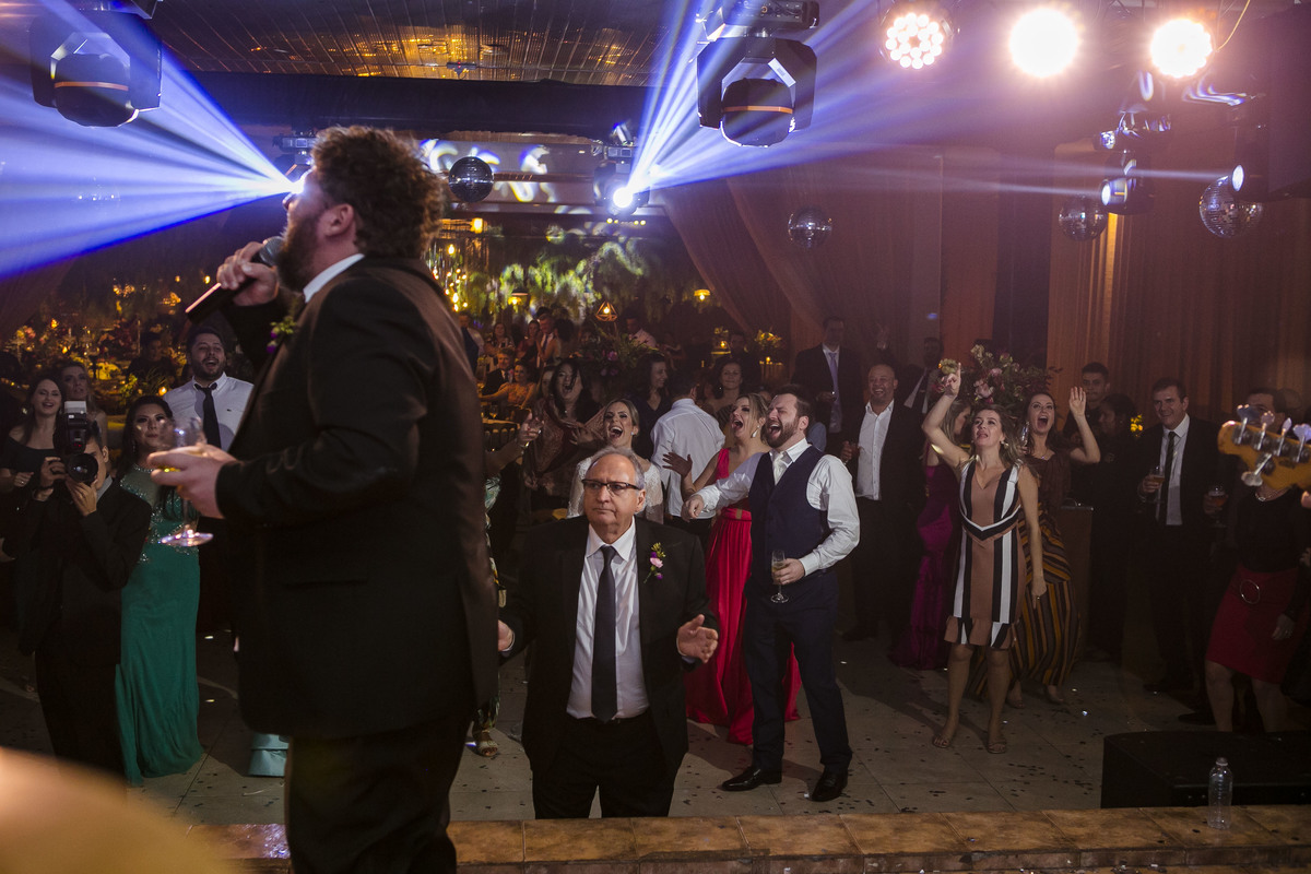 irmão do noivo canta 