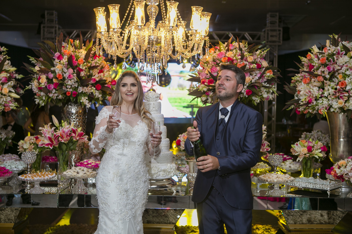 casal estourando a chanpanhe