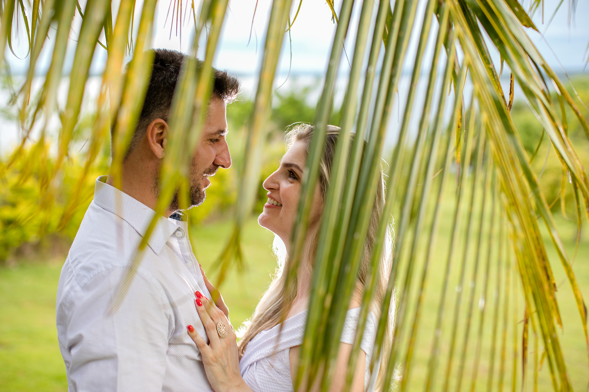 noiva e noivo atras do coqueiro Pré wedding 