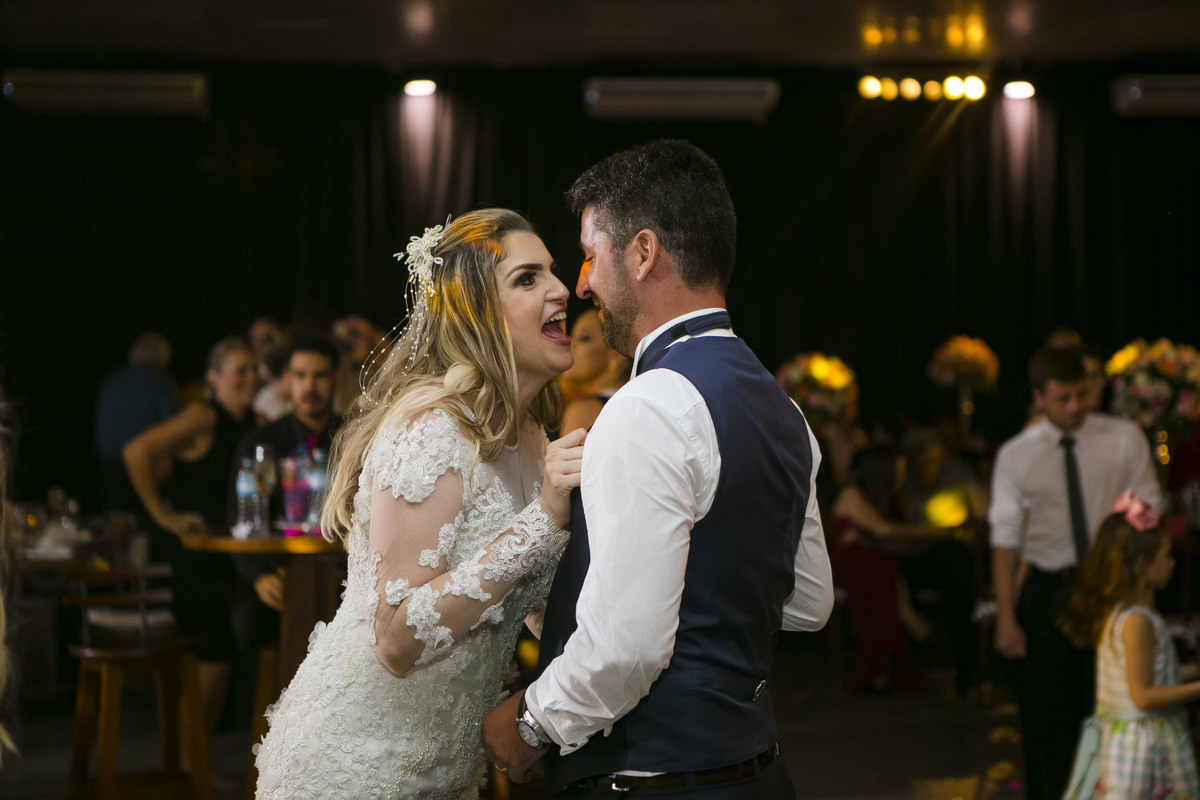 casal na pista de dança 