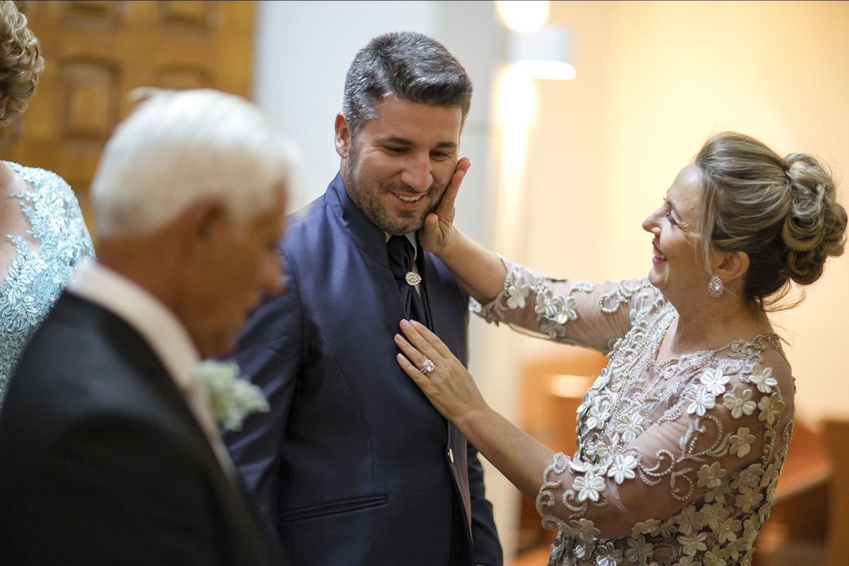 noivo recebendo carinho da mãe 