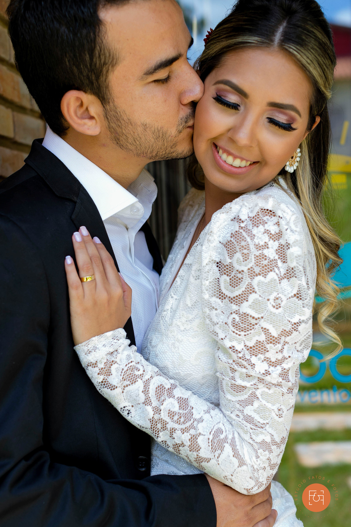 Noivo beijando a noiva