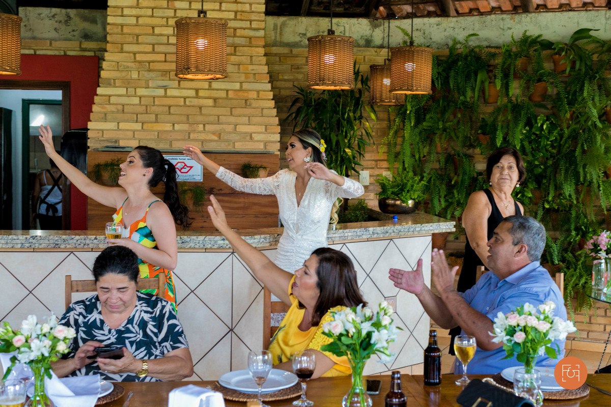 Noiva festejando com família