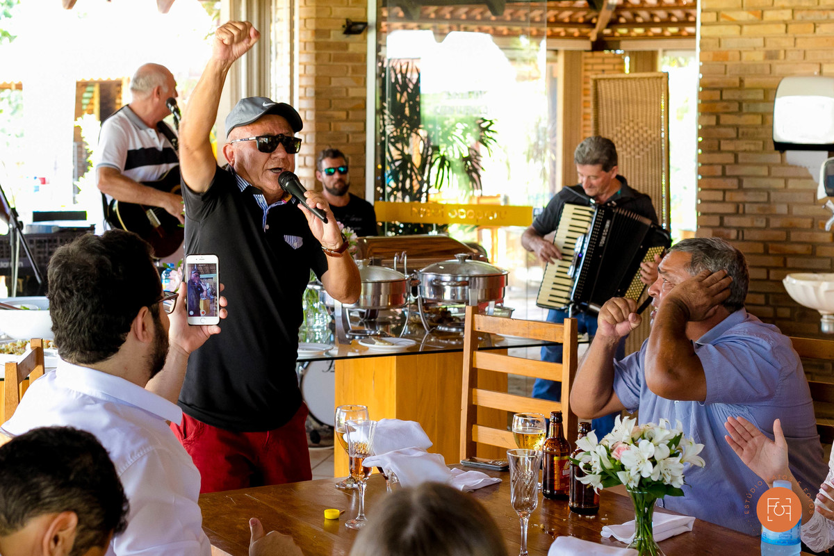 Pai do noivo cantando