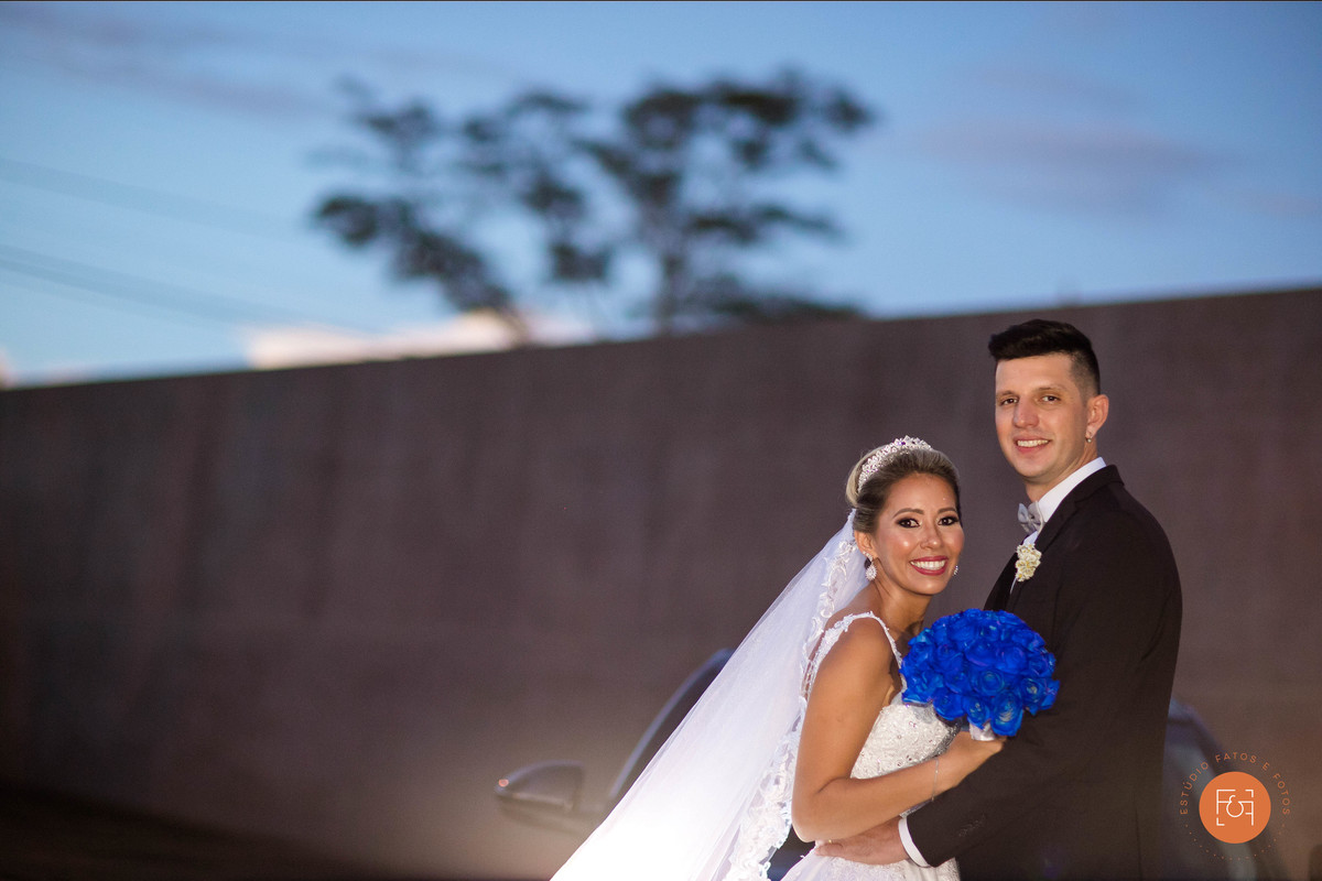 noivos em sessão de fotos externas