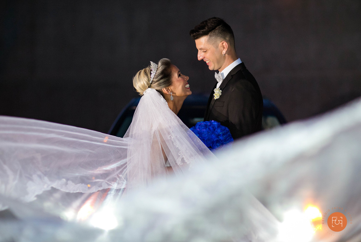 noivos tirando foto em frente do carro