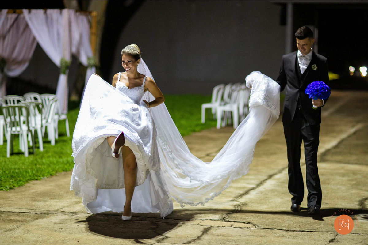 noivos se divertindo ao chegar na recepção