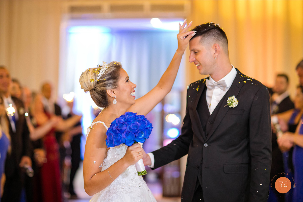 noivos após chuva de arroz na entrada