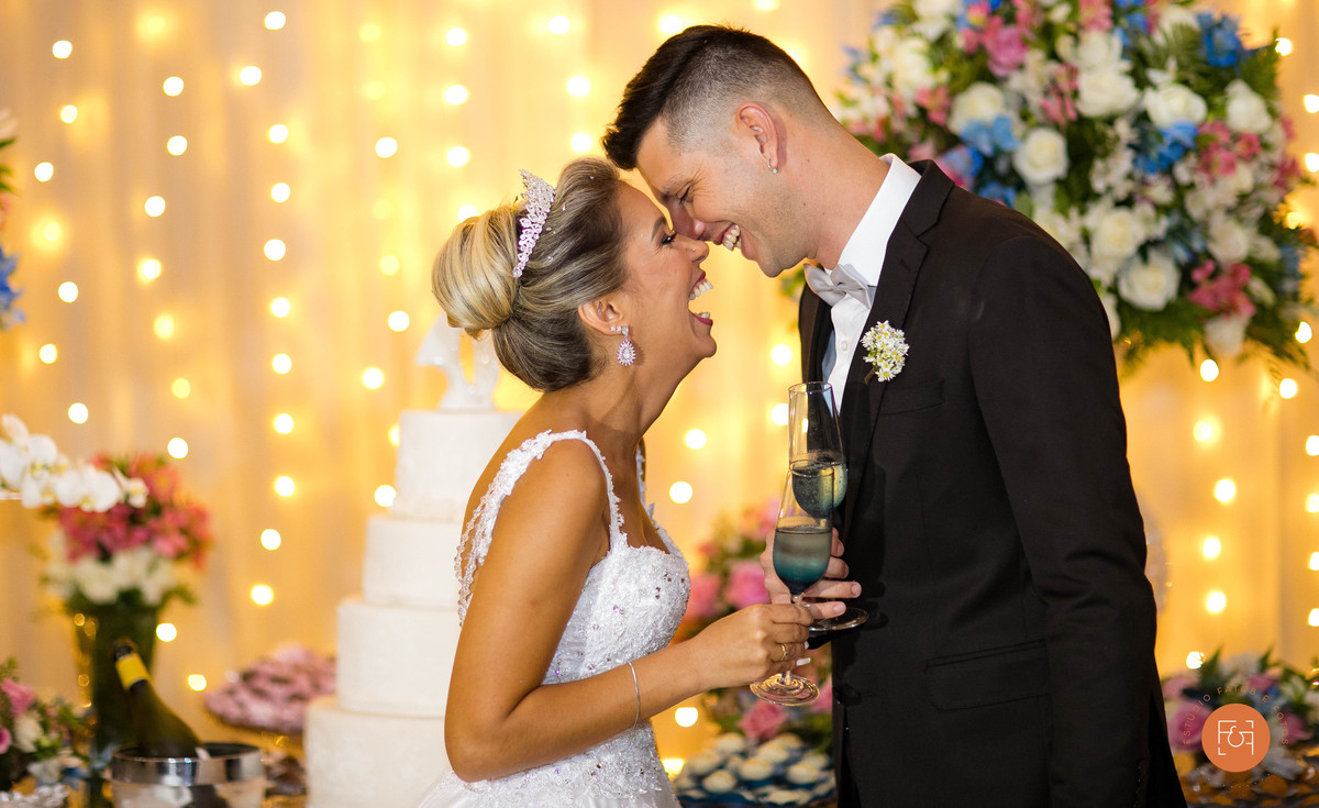noivos fazendo o brinde