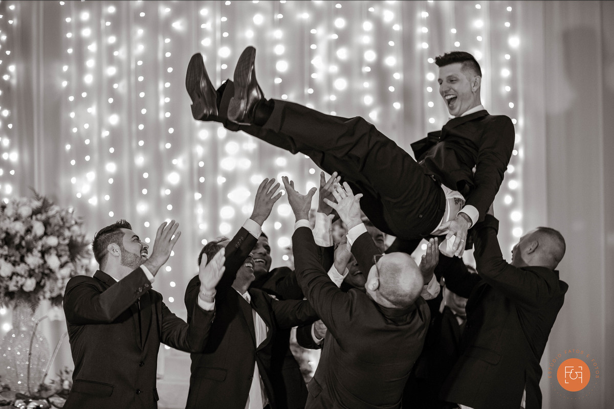 noivo sendo prestigiado pelos padrinhos