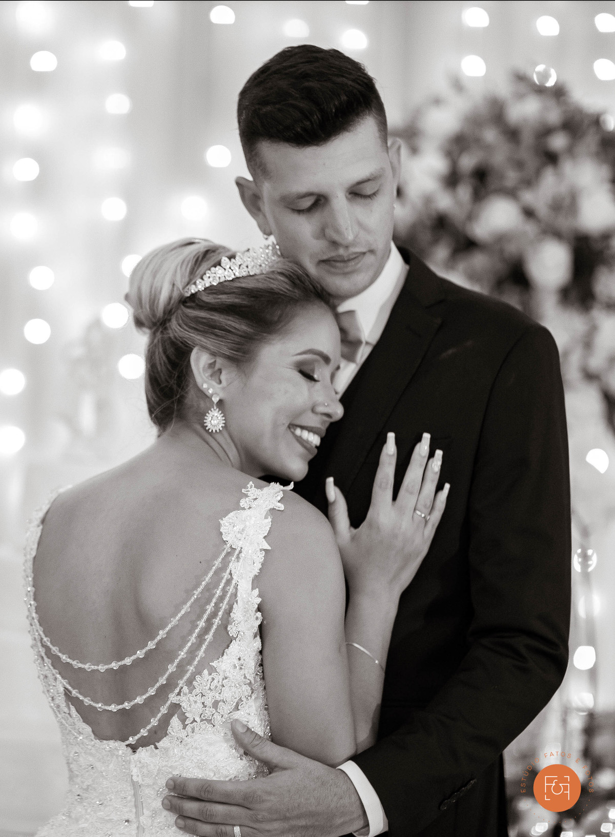 noiva deitada no peito do noivo