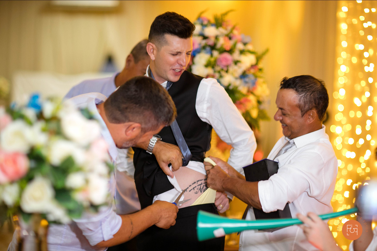 noivo recebendo o dinheiro da gravata