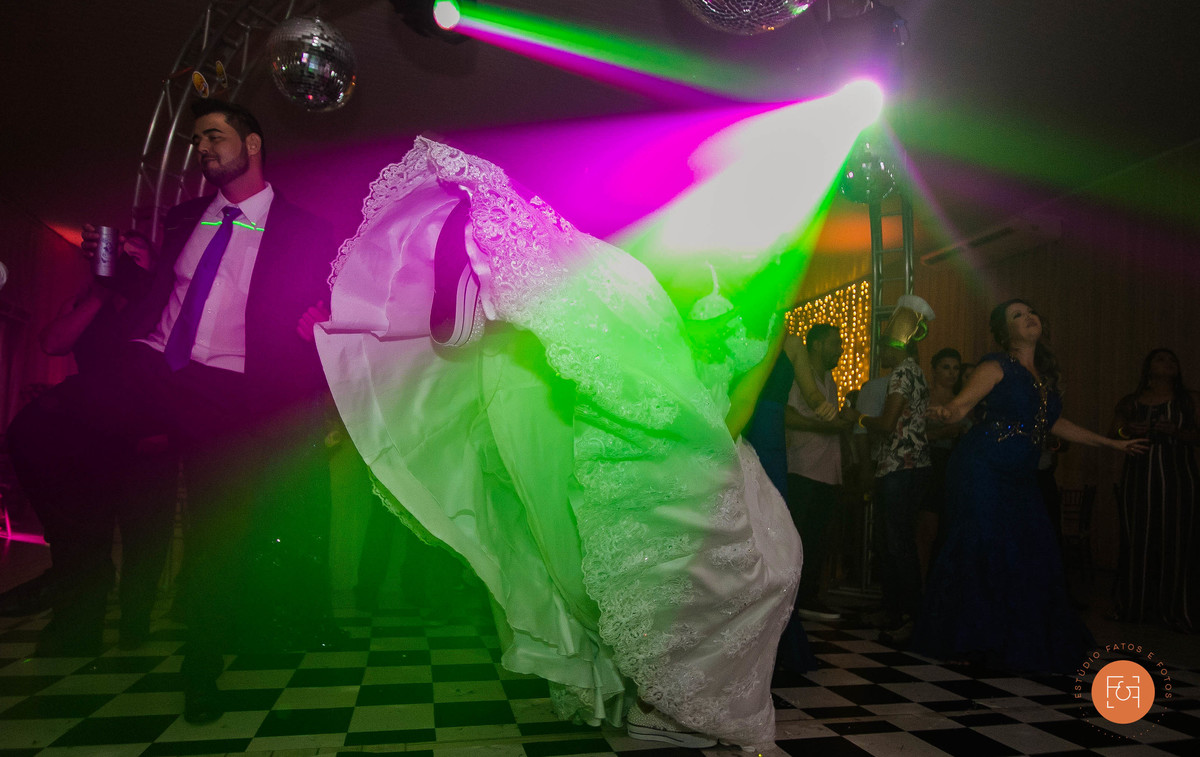 noiva curtindo as luzes da festa