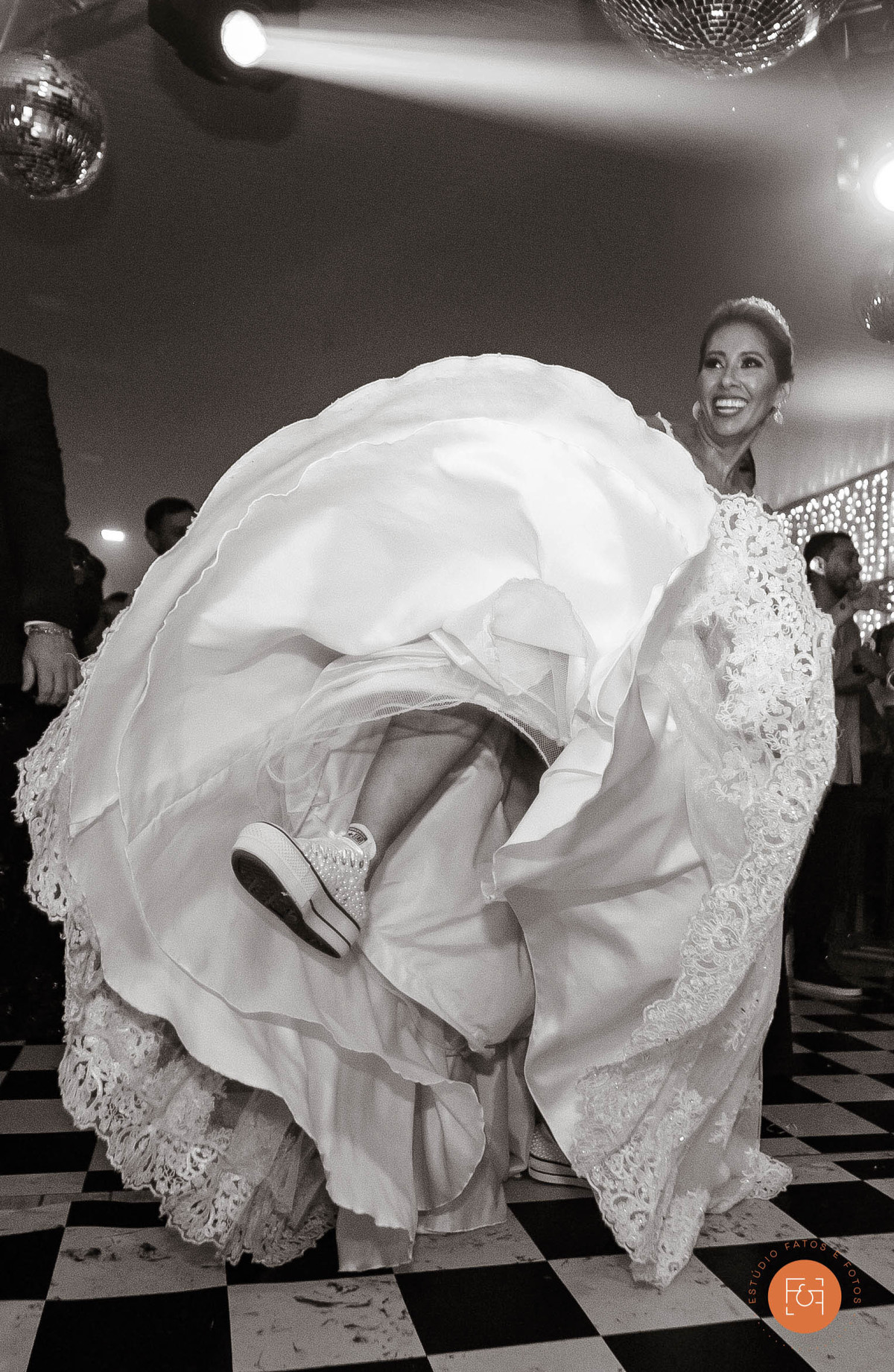 noiva se divertindo na festa