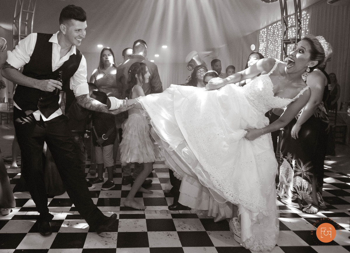 noivos curtindo em sua festa