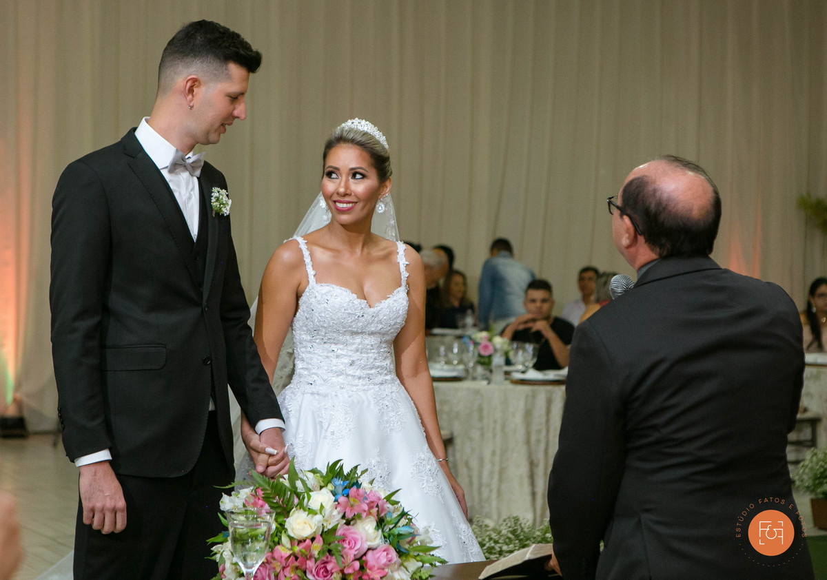 troca de olhares do casal