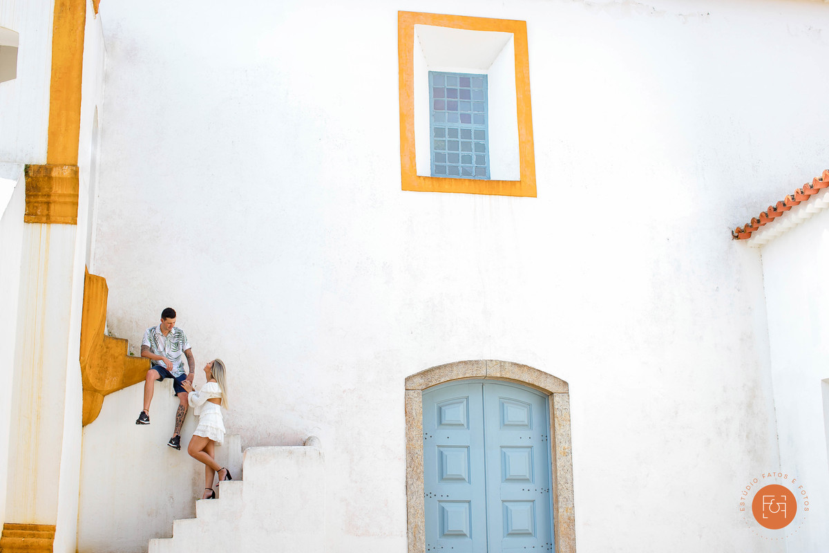 noivos em igreja contemporânea