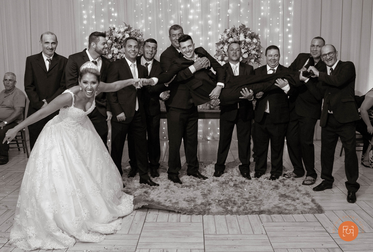 noivos e seus padrinhos