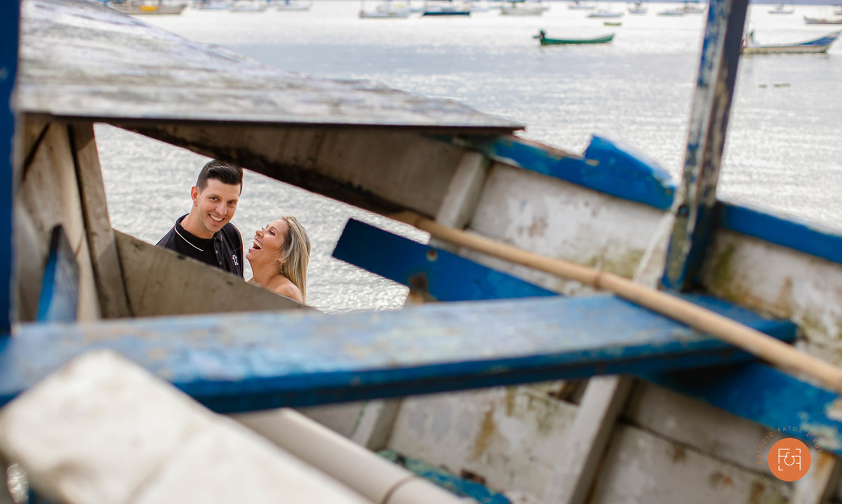 casal em brecha de madeiras de um barco