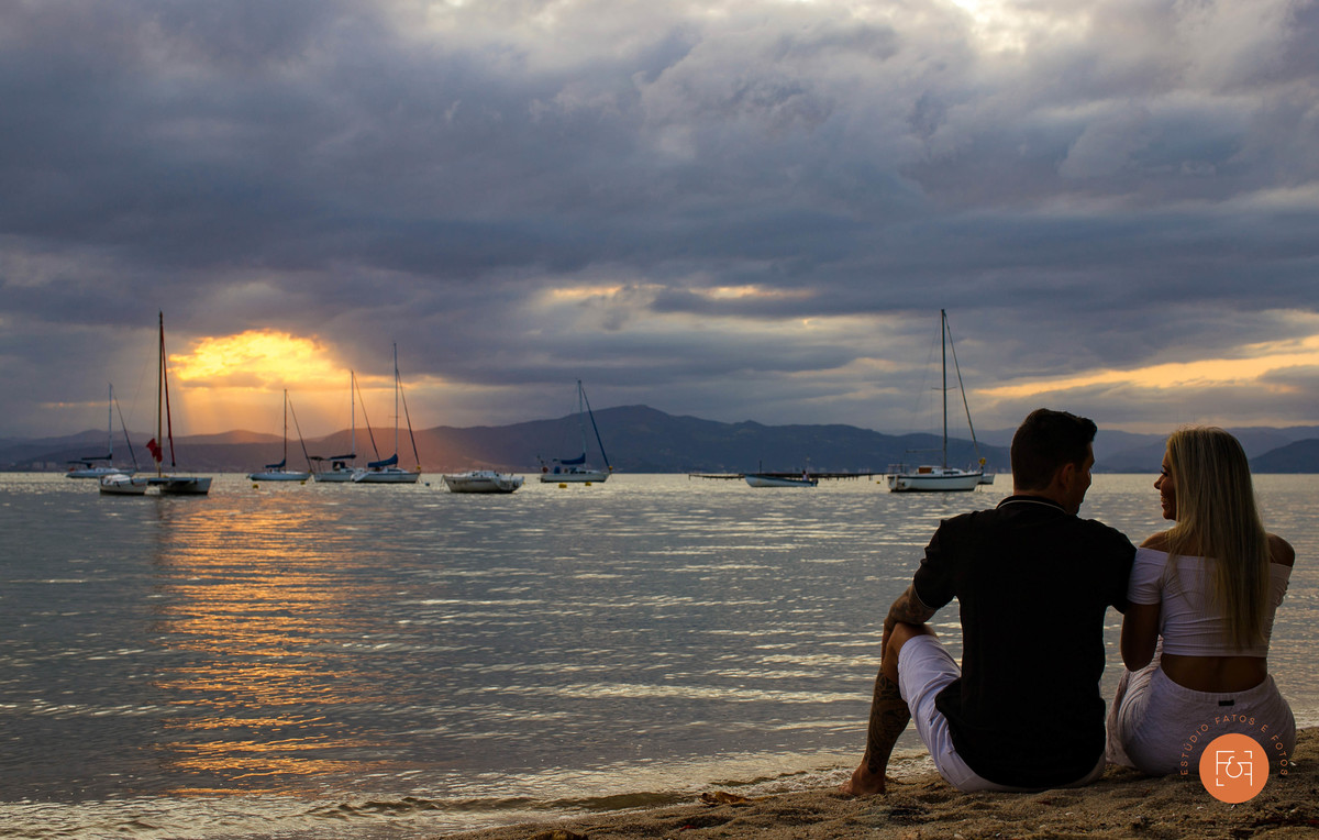 casal apreciando pôr do sol