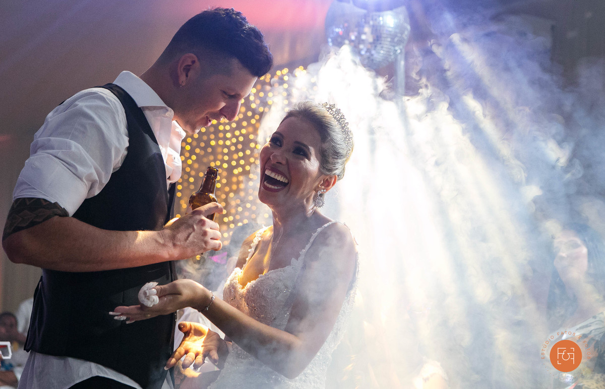 noivos se divertindo na balada