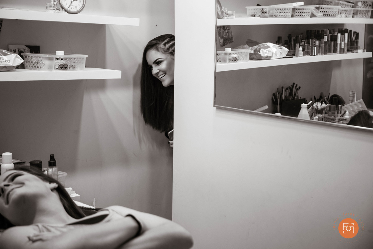 Giovana espiando Isabela